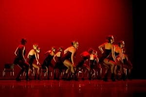 en gjeng med danseglade voksne