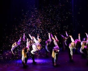 Dansere med konffettidryss