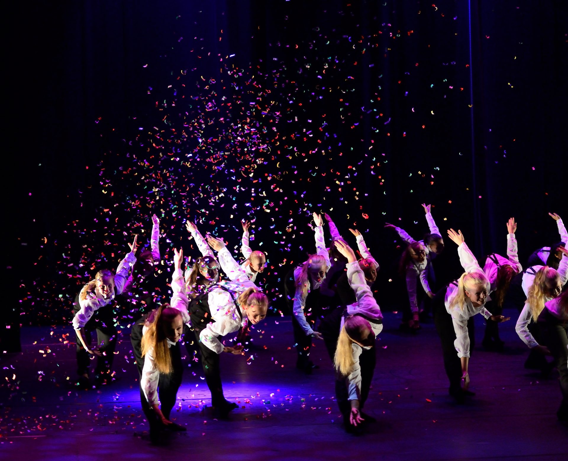 Dansere med konffettidryss