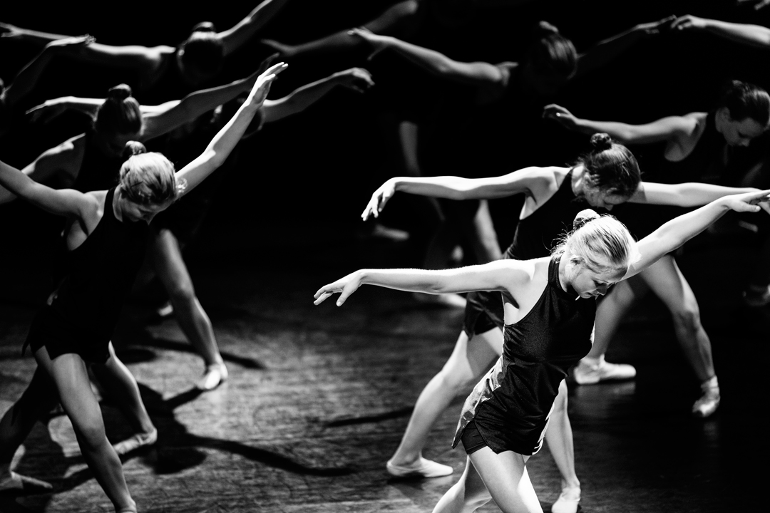 Ballettdansere med armene ut