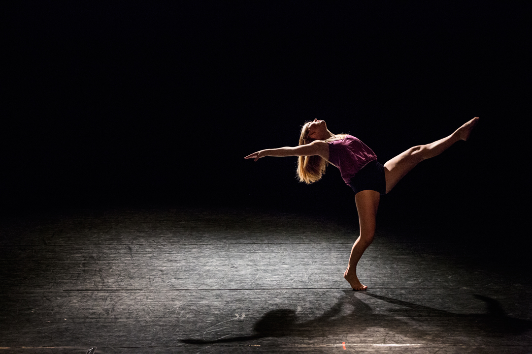 Danser med benet opp